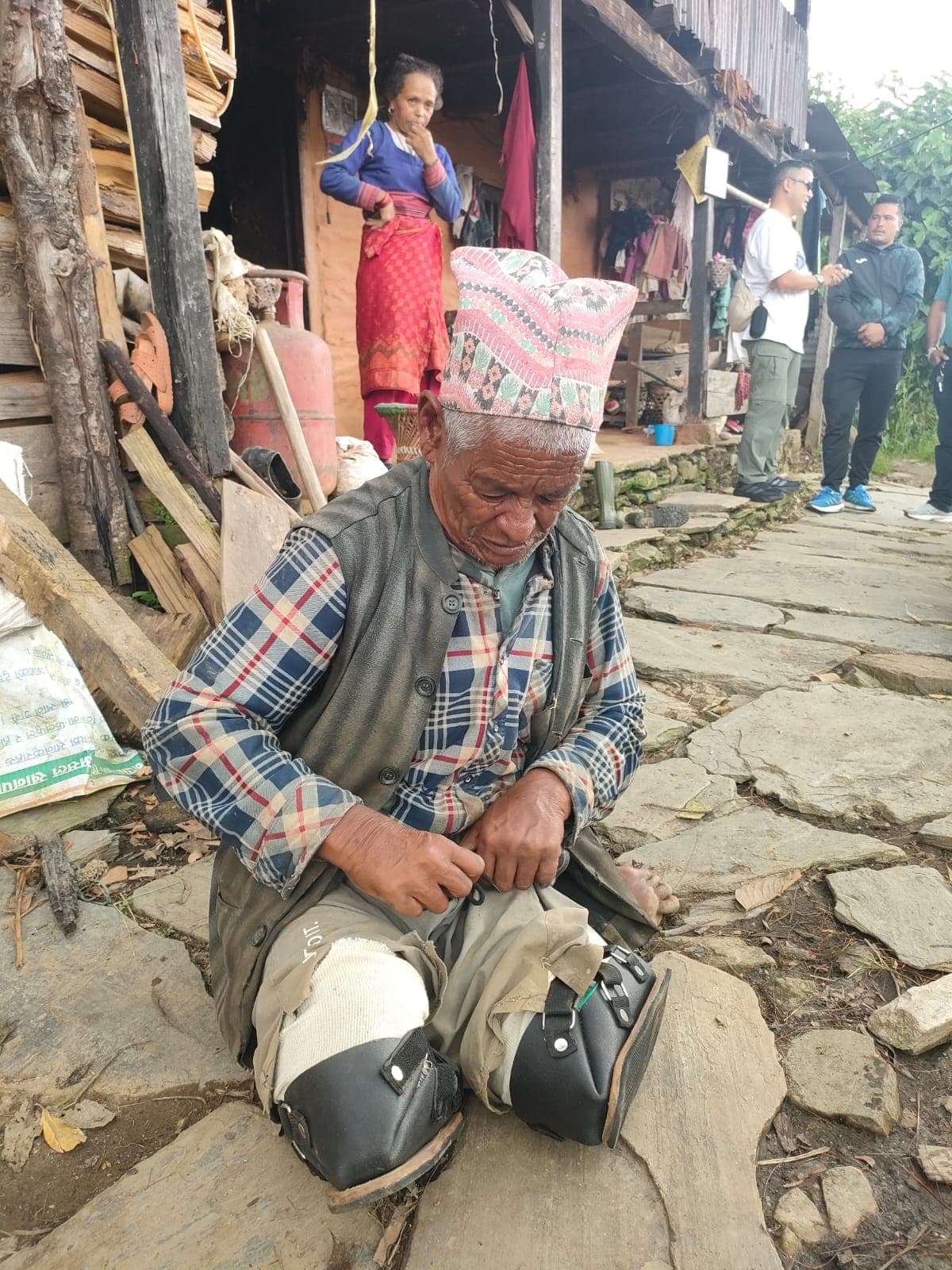 घुँडाको सहारा तथा सहयोग सामग्री वितरण कार्यक्रम